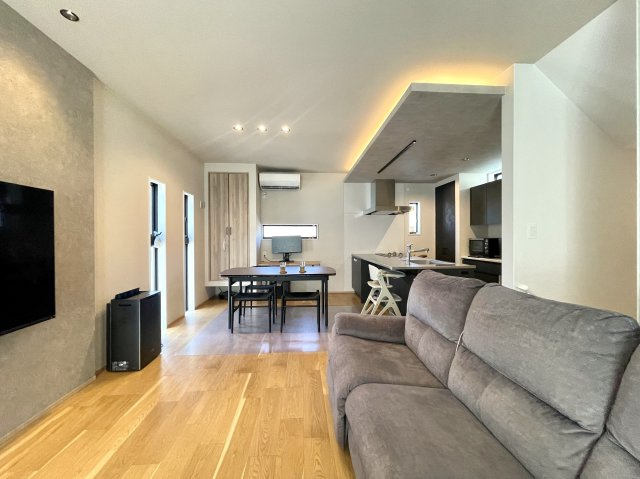 和光市白子1丁目　築浅×美築×注文住宅　あおぞら邸宅の居間・リビング