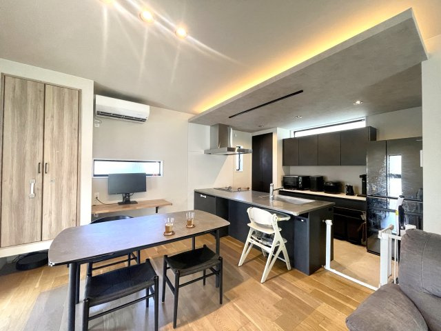 和光市白子1丁目　築浅×美築×注文住宅　あおぞら邸宅のキッチン|お料理をしながら家族と会話を楽しめ、お子さまの様子を見守れる安心感♪配膳や片付けがスムーズなのもオープンキッチンの良さです♪