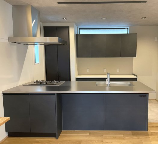 和光市白子1丁目　築浅×美築×注文住宅　あおぞら邸宅のキッチン|インテリアの一部としても、お洒落感のあるオープンキッチン♪