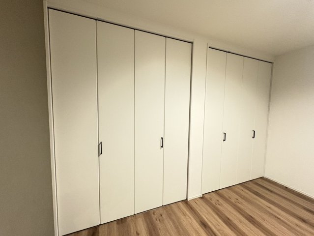 和光市白子1丁目　築浅×美築×注文住宅　あおぞら邸宅の収納|1階洋室のクローゼット。衣類の豊富な収納が可能です。