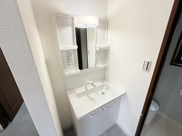 安立３丁目　中古戸建ての独立洗面台