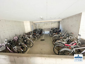3路線利用可！R7,9月リフォーム完了予定♪サンパーク千代田の駐輪場|屋内に設けられた駐輪場・バイク置場です