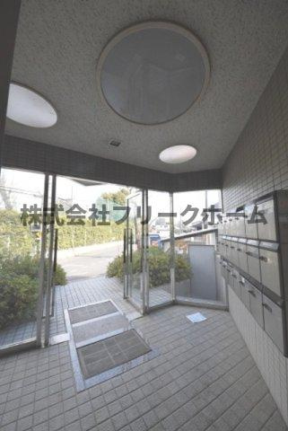 小金井市本町４丁目の賃貸マンションのエントランス