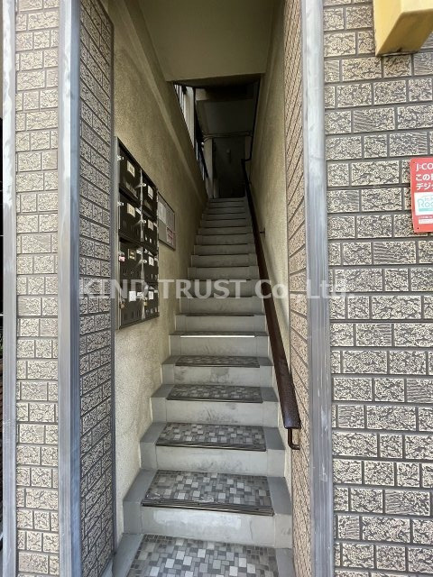 愛美マンションのエントランス|建物の内部です