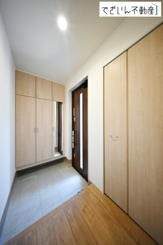 【玄関】 | blooming garden久喜市久喜東5丁目2期　新築住宅 | ≪2号棟≫「ただいま」と「おかえり」が自然と交わされる、明るく開放的な玄関。家族の絆が深まる場所です。
現地(2026年3月撮影)