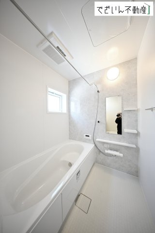 【浴室】 | blooming garden久喜市久喜東5丁目2期　新築住宅 | ≪2号棟≫清潔感のあるバスルームは、忙しい毎日の中でほっと一息つける場所。育児の合間に、心も体もリセットできる大切な時間が生まれます。
現地(2026年3月撮影)
