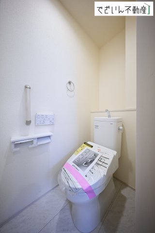 【トイレ】 | blooming garden久喜市久喜東5丁目2期　新築住宅 | ≪2号棟≫1・2階にトイレがございます♪朝の忙しい時間帯も待たずにすみそうですね♪毎日使う場所だから、より快適な空間に仕上げられています。
現地(2026年3月撮影)