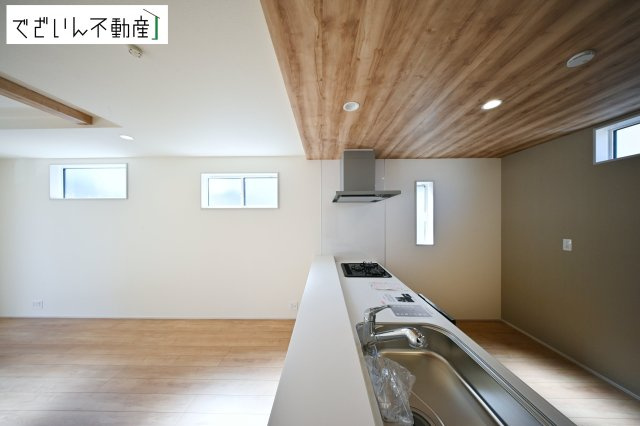 【キッチン】 | blooming garden久喜市久喜東5丁目2期　新築住宅 | ≪2号棟≫細部まで丁寧に仕上げられた内装が、日々の生活を豊かに彩ります。家族の思い出が増えていく場所に。
現地(2026年3月撮影)