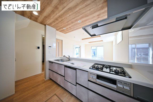 【キッチン】 | blooming garden久喜市久喜東5丁目2期　新築住宅 | ご家族みんなで調理ができる位のスペースを実現したキッチン空間となっております。みんなで作った料理を召し上がりながらの会話は、自然と笑いが絶えない空間がそこに広がります。
現地(2026年3月撮影)
