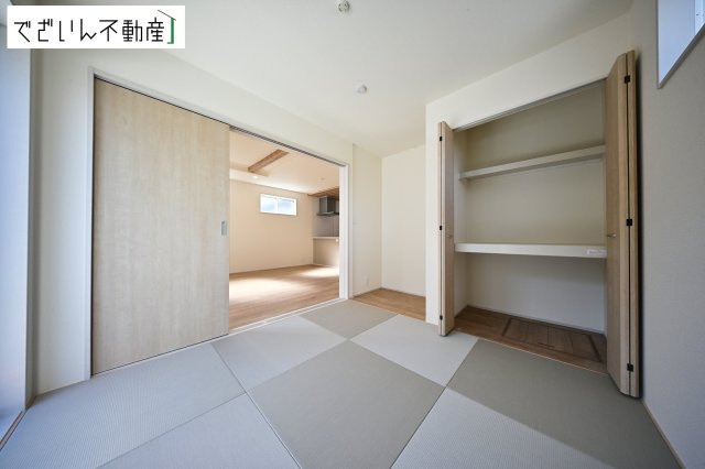 【和室】 | blooming garden久喜市久喜東5丁目2期　新築住宅 | ≪2号棟≫時にはリビングのフローリングやソファではなく、ゆったりと畳の上で過ごしたいものです。陽光が照らし出す畳が美しい和室です。
現地(2026年3月撮影)