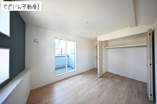 【洋室】 | blooming garden久喜市久喜東5丁目2期　新築住宅 | ≪2号棟≫センスが求められるプライベート空間だからこそ、自分の個性を飾るにふさわしい癒しと寛ぎの空間を演出します。
現地(2026年3月撮影)