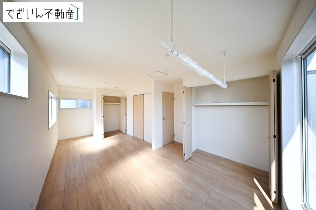 【洋室】 | blooming garden久喜市久喜東5丁目2期　新築住宅 | ≪2号棟≫各部屋に収納が充実しているから、片付けがラク。季節用品もすっきり収まり、生活感を隠せます。
現地(2026年3月撮影)