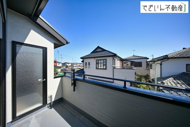 【バルコニー】 | blooming garden久喜市久喜東5丁目2期　新築住宅 | ≪2号棟≫ずっと太陽を感じる事ができるのは、遮るものが視界に無いから。彼方に広がる風景が絵画のように広がります。
現地(2026年3月撮影)