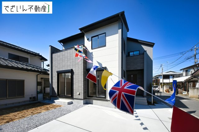 【外観】 | blooming garden久喜市久喜東5丁目2期　新築住宅 | ≪2号棟≫街並みに馴染む、シンプルで洗練された佇まい。暮らしにちょっとした遊び心を添えてくれるお家です。
現地(2026年3月撮影)
