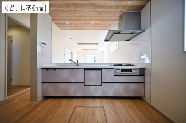 【キッチン】 | blooming garden久喜市久喜東5丁目2期　新築住宅 | ≪2号棟≫共働きでも無理なく使える効率的なレイアウト。夕食の準備も、家族の会話を楽しみながら進められる、心地よいキッチンです。
現地(2026年3月撮影)