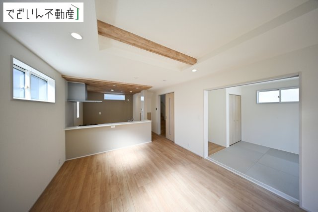 【居間・リビング】 | blooming garden久喜市久喜東5丁目2期　新築住宅 | ≪2号棟≫広がるやすらぎのプライベート空間。大きい窓から射しこむ眩い光が、広々としたリビング空間を鮮やかに映し出します。
現地(2026年3月撮影)