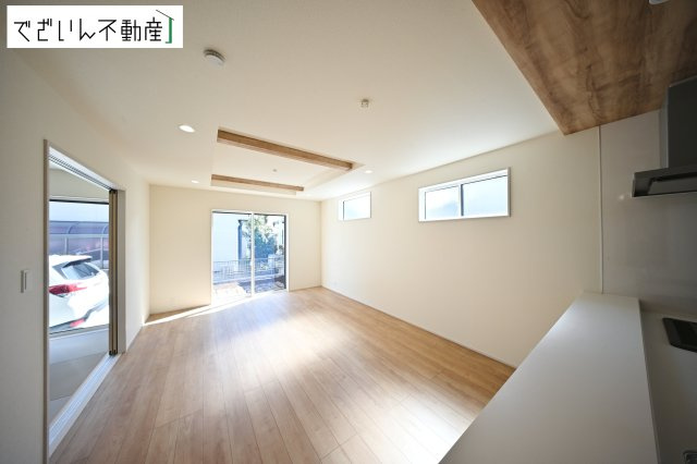 【居間・リビング】 | blooming garden久喜市久喜東5丁目2期　新築住宅 | ≪2号棟≫南からたっぷり差し込む陽光が、家族の団らんをあたたかく照らす。広々としたLDKは、子どもが走り回っても余裕のある安心空間です。
現地(2026年3月撮影)