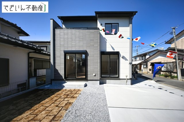 【外観】 | blooming garden久喜市久喜東5丁目2期　新築住宅 | ≪2号棟≫南向きの穏やかな佇まいが、家族の新しい日常を優しく包み込む。静かな街並みに、安心して子育てできる環境が整っています。
現地(2026年3月撮影)