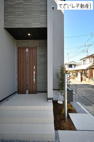 【玄関】 | blooming garden久喜市久喜東5丁目2期　新築住宅 | ≪2号棟≫穏やかな佇まいが、家族の新しい日常を優しく包み込む。静かな街並みに、安心して子育てできる環境が整っています。
現地(2026年3月撮影)