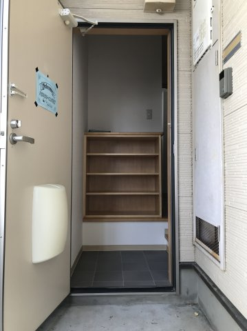 シャルム東山（3号室）の玄関
