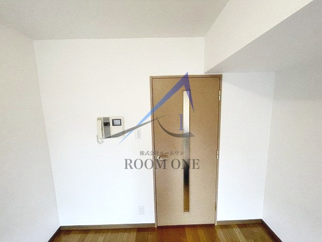 ルーブル中野坂上弐番館の居間・リビング|洋室のお部屋です。