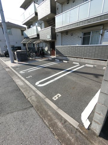 メゾンベールの駐車場