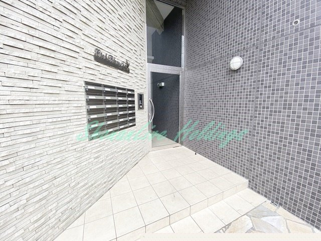 藤沢市湘南台４丁目の賃貸マンションのエントランス