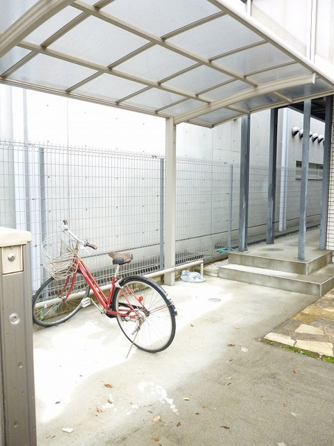 四季ハウスのその他共用部分|屋根付き駐輪場