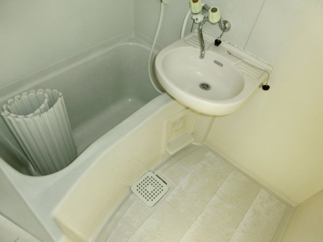 【浴室】 | アベニュー国立 | 手入れのしやすいバスルーム。