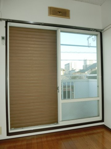 【内装】 | アベニュー国立 | 便利な雨戸付き。