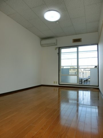 【居間・リビング】 | アベニュー国立 | 東向きの明るい居室スペース。