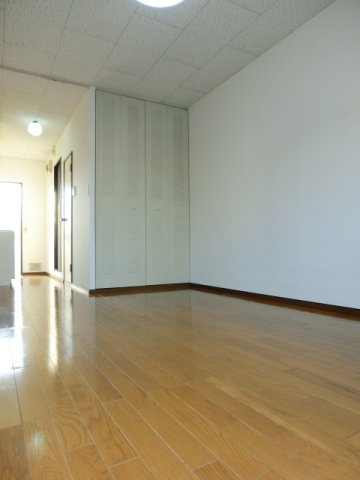 【居間・リビング】 | アベニュー国立 | フローリングの綺麗な洋室。