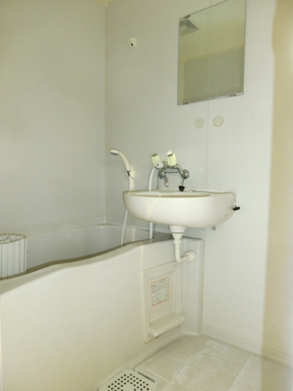 【浴室】 | アベニュー国立 | 清潔感のあるバスルーム。