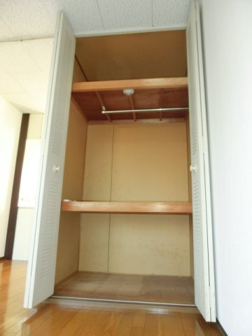 【収納】 | アベニュー国立 | 洋服もかけられる収納スペース。