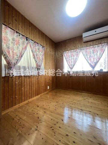 水走1丁目中古戸建の洋室|2F・洋室5帖。2面採光の明るいお部屋です！