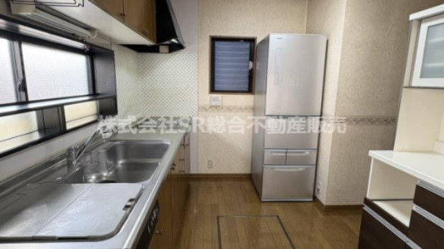 水走1丁目中古戸建のキッチン|明るくて設備が充実したシステムキッチンです♪