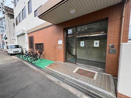 境川２丁目Ｍビルの玄関