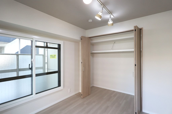 【寝室】 | サニークレスト住吉 | 【洋室5.4帖】大容量のクローゼット完備です♪