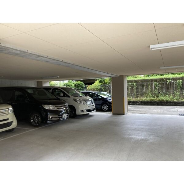 ラヴィアフォーレ千里山の駐車場