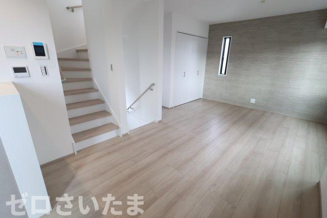 《仲介手数料無料》南区根岸３丁目5-2新築一戸建ての居間・リビング