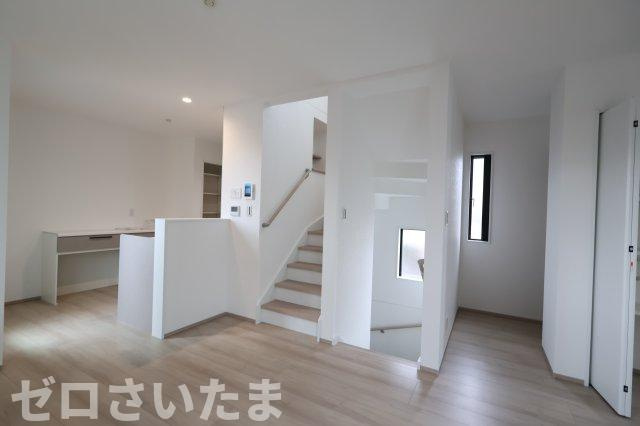 《仲介手数料無料》南区根岸３丁目5-2新築一戸建ての居間・リビング