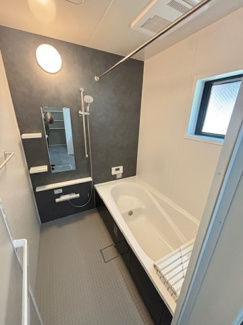 【浴室】 | 廿日市市新宮1丁目（全2区画）No１ | ゆったりした浴槽は、足を伸ばしてゆったり湯船につかることができます。
浴室換気乾燥機付きで雨や夜のお洗濯にも大活躍♪
