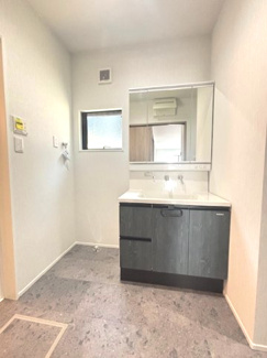 【独立洗面台】 | 廿日市市新宮1丁目（全2区画）No１ | 三面鏡付きの洗面台は、メイクもドライヤーも余裕のスペースです☆室内物干しも可能☆