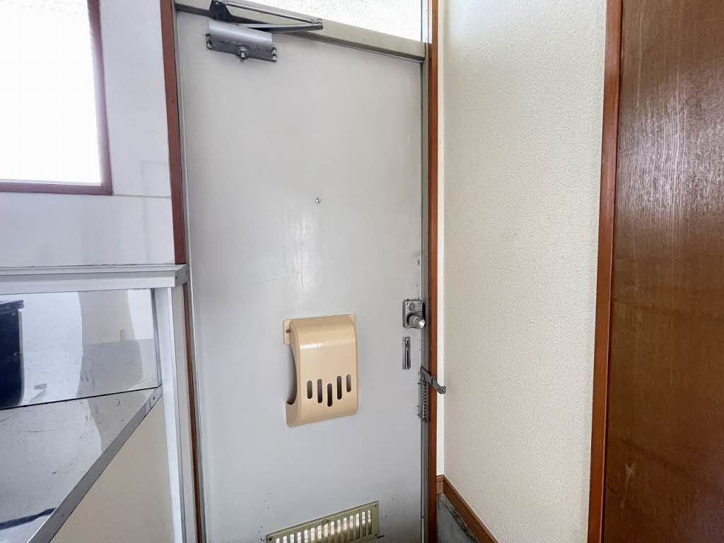 若葉ハイツの玄関
