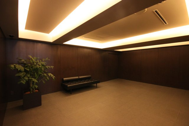 照明に落ち着きがあるロビーですね！
