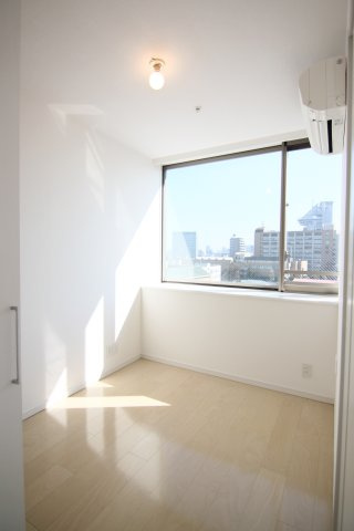 こちらの窓は東向きです！