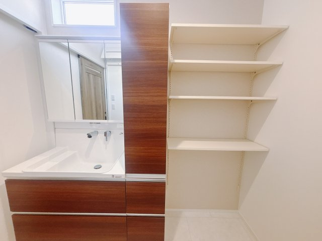 【中古戸建】高崎市上中居町の独立洗面台|■洗面室｜リネンスペースには、タオルやバスタオル・着替えなどが置けるので大変便利です♪買い置きした洗剤もしまえてどんな時も綺麗な状態を保てます♪