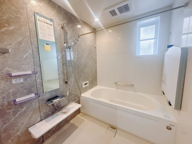 【中古戸建】高崎市上中居町の浴室|■浴室｜1日の疲れを癒せるお風呂♪足がのばせるほど広いお風呂にはエコベンチも搭載！小さいお子様も浅いベンチに座り一緒にお風呂へ入れます♪浴室暖房乾燥機付きなので洗濯物も乾かせます。