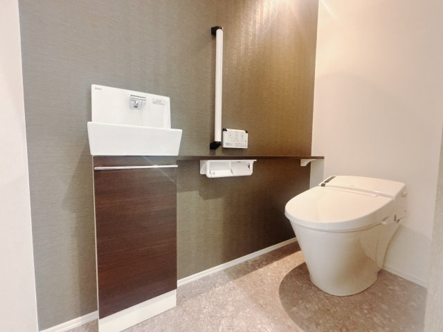 【中古戸建】高崎市上中居町のトイレ|■トイレ｜1階・2階にトイレをご用意しております♪オシャレなアクセントクロスが魅力的ですね☆