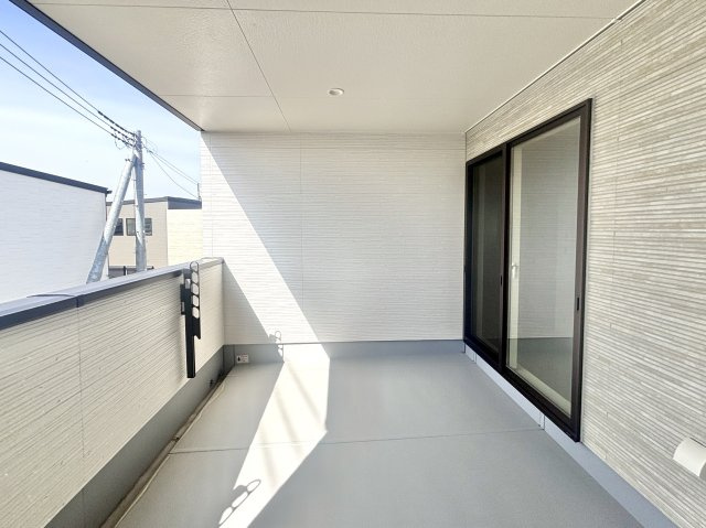 【中古戸建】高崎市上中居町のバルコニー|■バルコニー｜ワイドバルコニーは、溜め込んでしまったお洗濯物を一気に干すことができるくらいのスペースがあります。二部屋から出入り可能なのでお布団などもラクラク干せますね♪